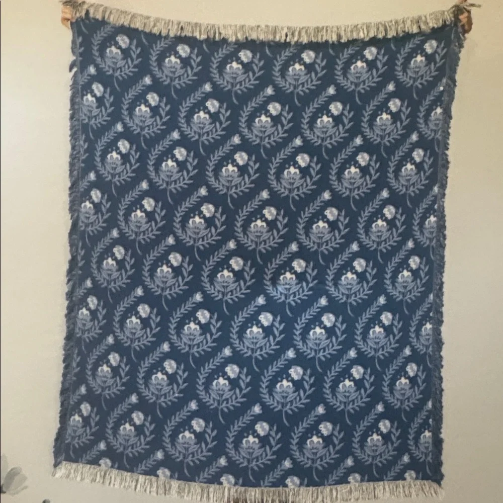 BLOOM Cloud Chenille Lightweight Reversible Floral Throw - Fringe - Blue/White